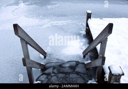 Couche dangereusement mince de glace sur le lac de baignade Eichenauer. [traduction automatique] Banque D'Images