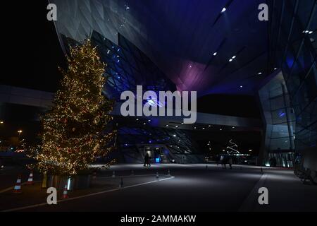 BMW Welt de Munich la nuit, avec un arbre de Noël éclairé au premier plan. [traduction automatique] Banque D'Images