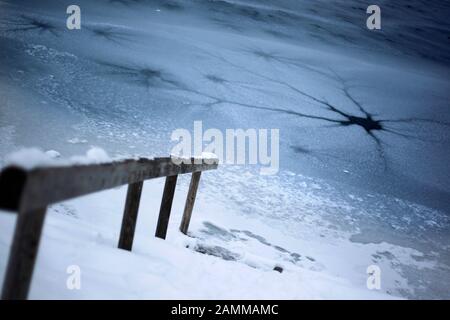 Couche dangereusement mince de glace sur le lac de baignade Eichenauer. [traduction automatique] Banque D'Images