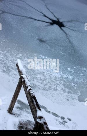 Couche dangereusement mince de glace sur le lac de baignade Eichenauer. [traduction automatique] Banque D'Images