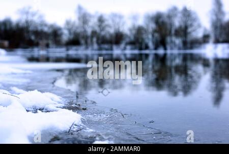 Couche dangereusement mince de glace sur le lac de baignade Eichenauer. [traduction automatique] Banque D'Images