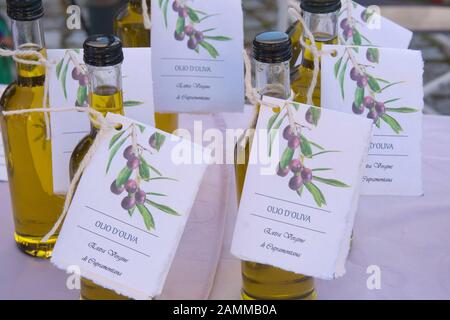 Marché hebdomadaire dans La Colère sur la place du village - huile d'olive [traduction automatique] Banque D'Images