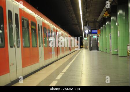 Un court-circuit paralyse l'ensemble de la ligne principale de S-Bahn à Munich pendant plusieurs heures. La photo montre un S-Bahn et une plate-forme vide. [traduction automatique] Banque D'Images