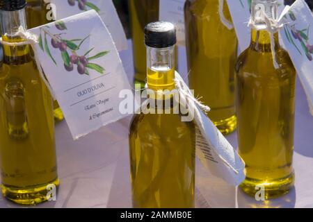 Marché hebdomadaire dans La Colère sur la place du village - huile d'olive [traduction automatique] Banque D'Images