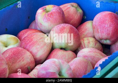 Marché hebdomadaire dans La Colère sur la place du village - pomme [traduction automatique] Banque D'Images