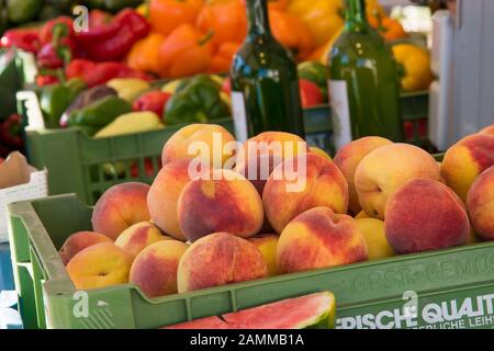 Marché hebdomadaire dans La Colère sur la place du village - pêche [traduction automatique] Banque D'Images