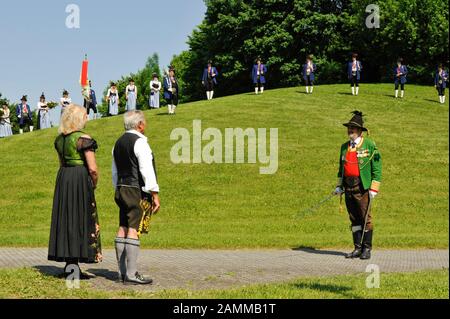 La société Unterschleißheim Rifle ouvre le 61ème Lohhof Folk Festival de la ville d'Unterschleißheim avec des pétards. Dans la photo le maire Rolf Zeitler observe les tireurs invités se saluant après le défilé sur la zone derrière le marquis. [traduction automatique] Banque D'Images
