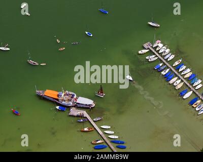 Bateau d'excursion et bateaux à voile à deux jetées sur l'Ammersee. [traduction automatique] Banque D'Images