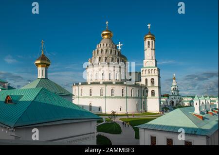 Istra, Russie-10 août 2019 : la cathédrale de la résurrection dans le nouveau monastère de Jérusalem lors d'une journée d'été ensoleillée. Attractions touristiques en Russie. Éditorial, Banque D'Images