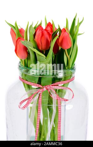 Bouquet de tulipes dans un grand vase en verre à Pâques [traduction automatique] Banque D'Images