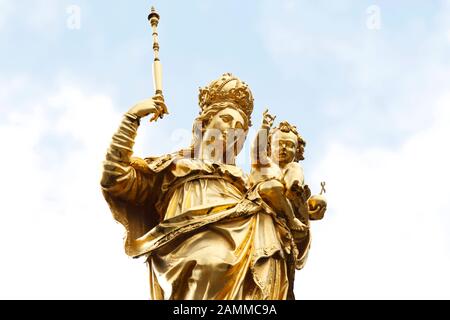 La statue de la Vierge Marie sur la Marienplatz de Munich. [traduction automatique] Banque D'Images