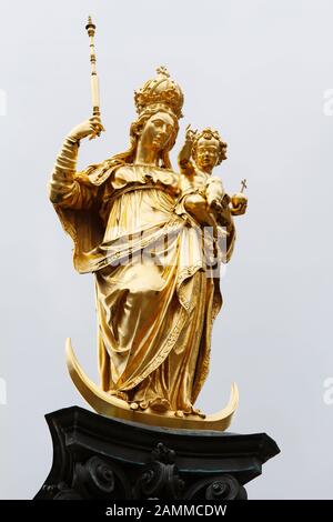 La statue de la Vierge Marie sur la Marienplatz de Munich. [traduction automatique] Banque D'Images