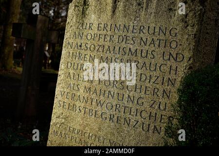 Stèle avec l'inscription "en mémoire des victimes du socialisme national et de leur abus par la médecine. Tous les chercheurs nous rappellent l'auto-limitation responsable du Waldfriedhof à Munich. Créé par la Max Planck Society (MPG) en 1990. [traduction automatique] Banque D'Images