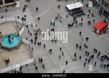 La Marienplatz et l'hôtel de vieille ville, pris de la tour de l'hôtel de Nouvelle ville. Les sites de construction sont utilisés pour remplacer les dalles de revêtement. [traduction automatique] Banque D'Images