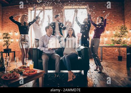 Merci les gars. Photo de group les meilleurs amis de bébé de surprise partie organiser les futurs parents apporter grand morceau de gâteau confettis tombant porter ovation Banque D'Images