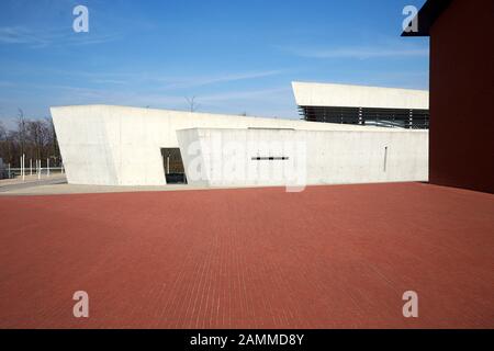 Zaha Hadid, Fire Station, Vitra AG est une société suisse de production et de commerce de meubles de maison et de bureau avec son siège à Birsfelden, Bâle-Landschaft, Suisse. Les succursales indépendantes de 14 pays appartiennent au groupe d'entreprises. L'emplacement allemand à Weil am Rhein abrite le Vitra Design Museum depuis 1989 et depuis 2014 à la tour de diapositives Vitra de près de 31 mètres de haut, Weil am Rhein, 15.03.2017 [traduction automatique] Banque D'Images
