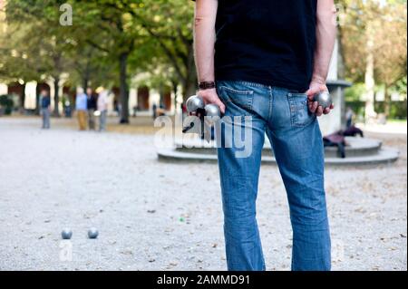 Un joueur de boules dans le Hofgarten de Munich avec des boules dans ses mains. [traduction automatique] Banque D'Images