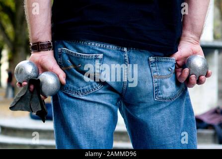 Un joueur de boules dans le Hofgarten de Munich avec des boules dans ses mains. [traduction automatique] Banque D'Images