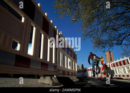 Grand chantier de construction à Sendlinger-Tor-Platz avec changement de circulation grâce à la reconstruction de la station de métro Sendlinger Tor. L'image montre une voie temporaire pour les cyclistes. [traduction automatique] Banque D'Images