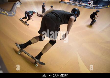 Skateboarders dans la salle de sports d'action 'Gravity Lab' sur place de l'atelier Sendling à Flössergasse 4. [traduction automatique] Banque D'Images