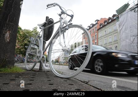 A l'angle de Rosenheimer et Balanstraße, un vélo fantôme peint en blanc nous rappelle un cycliste qui a été victime d'un accident mortel lorsqu'elle a dû passer de la voie de cycle soudain à la route. [traduction automatique] Banque D'Images