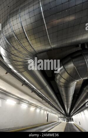 L'usine de réfrigération de Stadtwerke München (SWM) produit un refroidissement de district respectueux du climat à une profondeur de 6 à 35 mètres sous le Stachus. Le Stadtbach traverse des tuyaux isolés en noir dans des échangeurs thermiques, où le froid est extrait du ruisseau avant d'être chauffé à 10 degrés maximum et refait son lit. La photo montre des tuyaux de refroidissement de district exposés dans le parking de Stachus. [traduction automatique] Banque D'Images