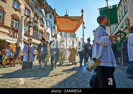 La procession de Tölz Corpus Christi dans la Marktstraße, où se trouve le 4ème autel près de la maison à vins de Höckh. [traduction automatique] Banque D'Images