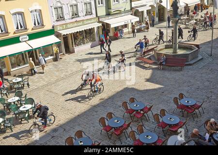 Cyclistes et randonneurs dans la rue du marché de Bad Tölz. [traduction automatique] Banque D'Images