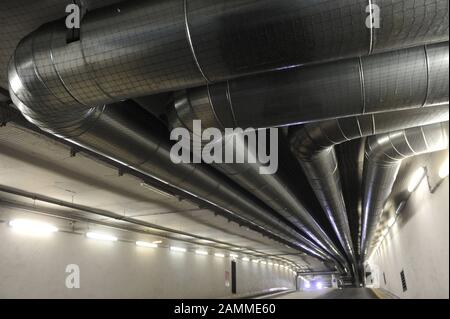 L'usine de réfrigération de Stadtwerke München (SWM) produit un refroidissement de district respectueux du climat à une profondeur de 6 à 35 mètres sous le Stachus. Le Stadtbach traverse des tuyaux isolés en noir dans des échangeurs thermiques, où le froid est extrait du ruisseau avant d'être chauffé à 10 degrés maximum et refait son lit. La photo montre des tuyaux de refroidissement de district exposés dans le parking de Stachus. [traduction automatique] Banque D'Images