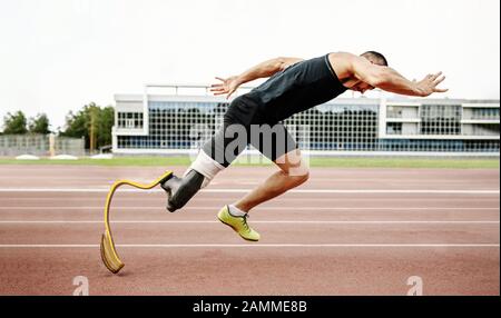 commencez le coureur désactivé sur la piste. athlète amputé sans jambe au niveau de la prothèse Banque D'Images