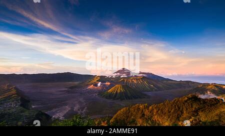 Le Mont Bromo volcan Gunung Bromo) (pendant le lever du soleil à partir de point de vue sur le mont Penanjakan. Le Mont Bromo situé dans le Parc National de Bromo Tengger Semeru, Moyen-Orient Banque D'Images