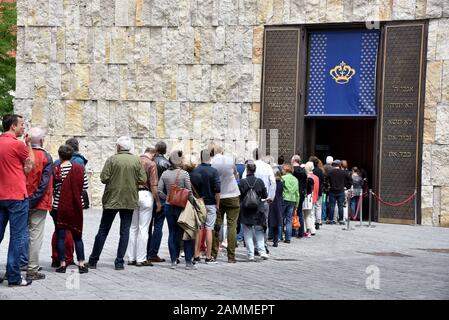 La communauté juive de Munich et la Haute-Bavière (IKG) célèbrent le 10ème anniversaire du centre communautaire de St.-Jakobs-Platz avec un festival de citoyens. Sur la photo, les visiteurs font la queue pour visiter la synagogue. [traduction automatique] Banque D'Images