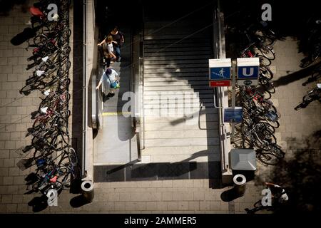 Vue depuis la maison d'infirmières de l'hôpital Rotkreuz jusqu'à l'escalier de la station de métro Rotkreuzplatz à Nymphenburger Straße à Neuhausen. [traduction automatique] Banque D'Images