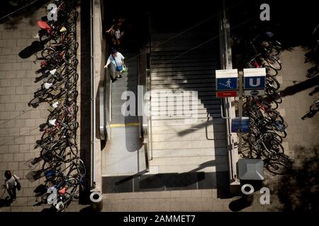 Vue depuis la maison d'infirmières de l'hôpital Rotkreuz jusqu'à l'escalier de la station de métro Rotkreuzplatz à Nymphenburger Straße à Neuhausen. [traduction automatique] Banque D'Images