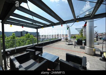 Maison de directeur Maria-Anna Uhl (l.) sur la terrasse sur le toit du dortoir pour les jeunes femmes dans le Herz-Jesu-Kloster à la Buttermelcherstraße dans l'Isarvorstadt [traduction automatique] Banque D'Images