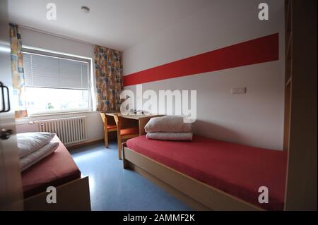 Chambre double dans le dortoir pour les jeunes femmes dans le Herz-Jesu-Kloster à la Buttermelcherstraße dans l'Isarvorstadt [traduction automatique] Banque D'Images