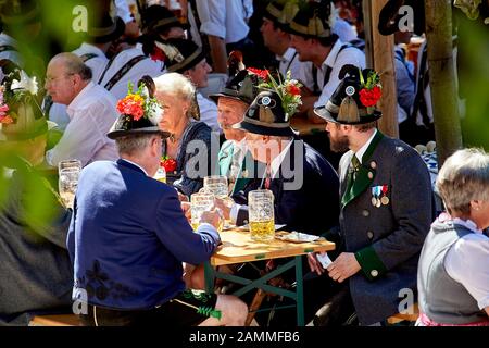 Trachtler avec des chapeaux traditionnels décorés le jour de la maison de Kochler le jour de l'Assomption à Kochel am See. [traduction automatique] Banque D'Images