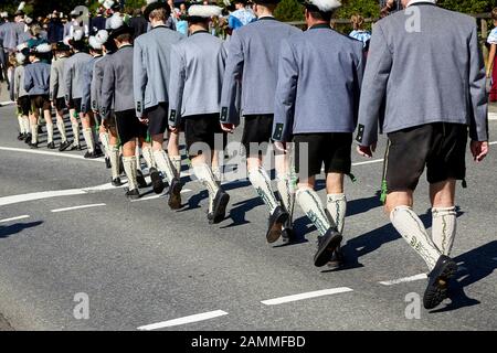 Défilé de costume traditionnel le jour de la maison de Kochler le jour de l'Assomption à Kochel am See. [traduction automatique] Banque D'Images