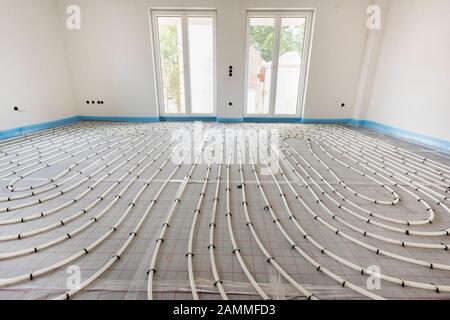 Construction de maisons avec finition intérieure du chauffage au sol et sanitaire [traduction automatique] Banque D'Images