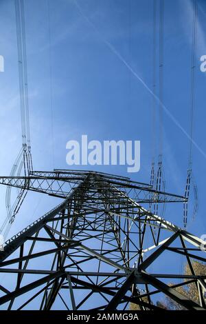 Pôle d'alimentation et ligne haute tension à la centrale thermique et électrique combinée Munich Nord à Unterföhring. [traduction automatique] Banque D'Images