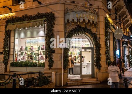 Cannes France, 28 décembre 2019 : magasin de Laduree dans la rue commerçante d'Antibes une célèbre boulangerie française Macarons ou macarons à Cannes France Banque D'Images