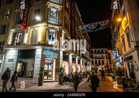 Cannes France, 28 décembre 2019 : Galeries Lafayette grand magasin extérieur et vue sur la rue commerçante Hoche à Cannes France Banque D'Images