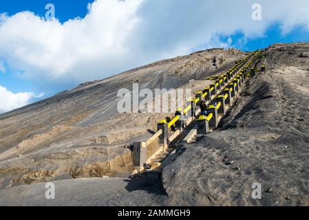 Le Mont Bromo à Strairway volcans au Parc National de Bromo Tengger Semeru, l'Est de Java, Indonésie Banque D'Images