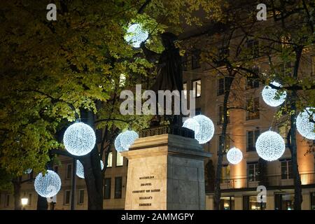 Noël s'illumine dans l'avenue arbres sur Promenadeplatz, avec le monument à L'Électeur Maximilian Emanuel de Bavière au premier plan. [traduction automatique] Banque D'Images