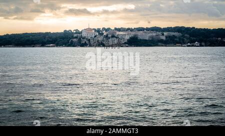 Vue panoramique sur l'île des Iles du Lerin ou Sainte Marguerite avec le fort Royal pris de la Pointe de la Croisette à Cannes, France Banque D'Images