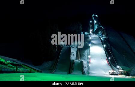 Le saut à ski à Gudiberg la nuit. La tentative de Munich d'accueillir les Jeux olympiques d'hiver de 2018 n'a pas réussi, mais elle ne commencera pas à Garmisch-Partenkirchen dans quelques jours, mais à Pyeongchang en Corée du Sud. [traduction automatique] Banque D'Images