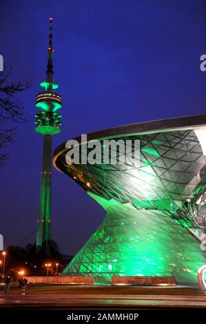 Écologisation de Munich : le BMW World et la tour olympique de Munich brilleront dans la couleur irlandaise verte le jour de la Saint-Patrick. [traduction automatique] Banque D'Images