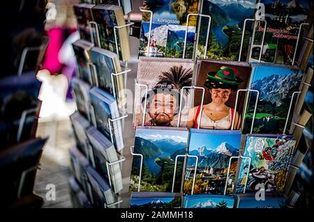 Des clichés bavarois et du kitsch alpin dans les boutiques touristiques le long de la Seestraße à Schönau am Königssee. [traduction automatique] Banque D'Images