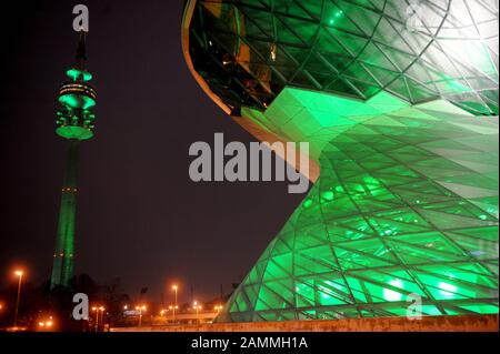 Écologisation de Munich : le BMW World et la tour olympique de Munich brilleront dans la couleur irlandaise verte le jour de la Saint-Patrick. [traduction automatique] Banque D'Images