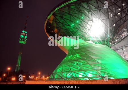 Écologisation de Munich : BMW World et la tour olympique de Munich seront illuminés dans la couleur verte nationale irlandaise le jour de la Saint-Patrick. [traduction automatique] Banque D'Images